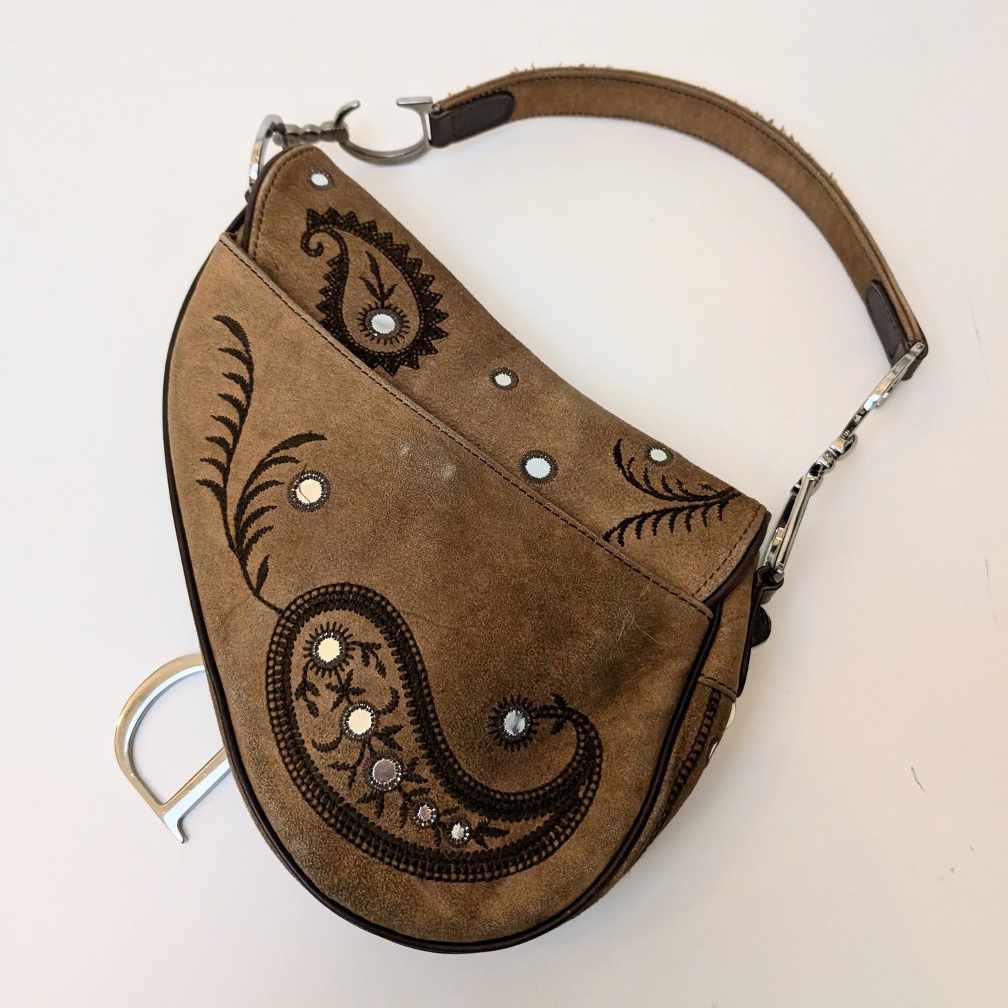 Saddle orné de pièces Dior par Galliano