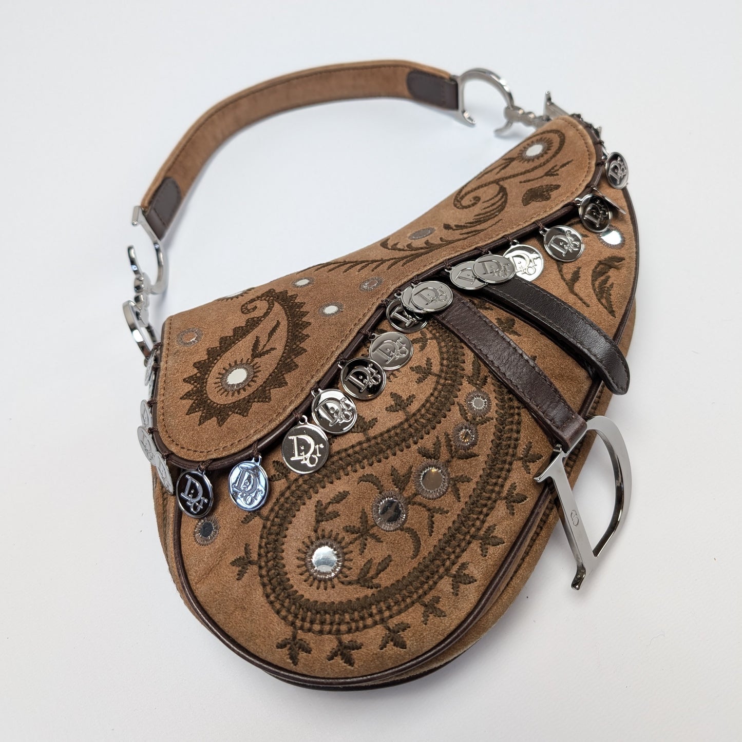 Saddle orné de pièces Dior par Galliano