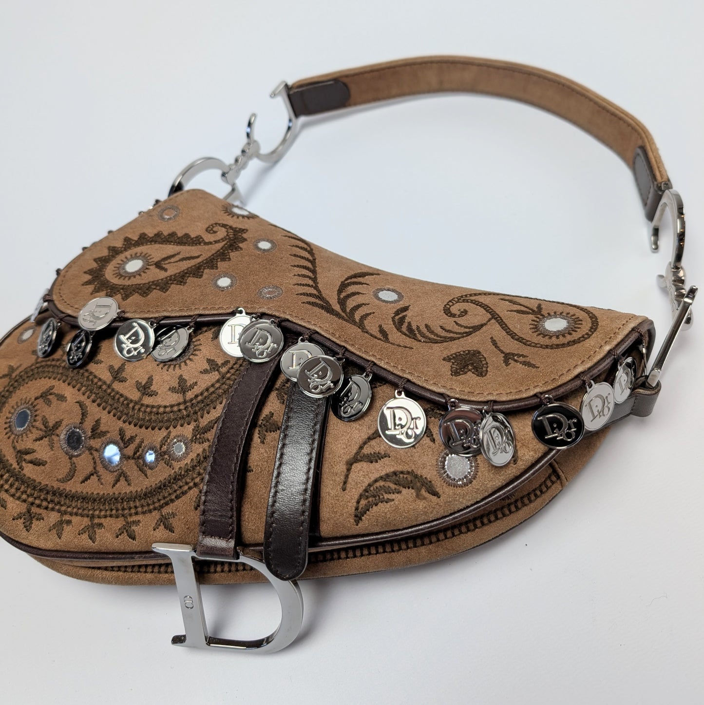 Saddle orné de pièces Dior par Galliano