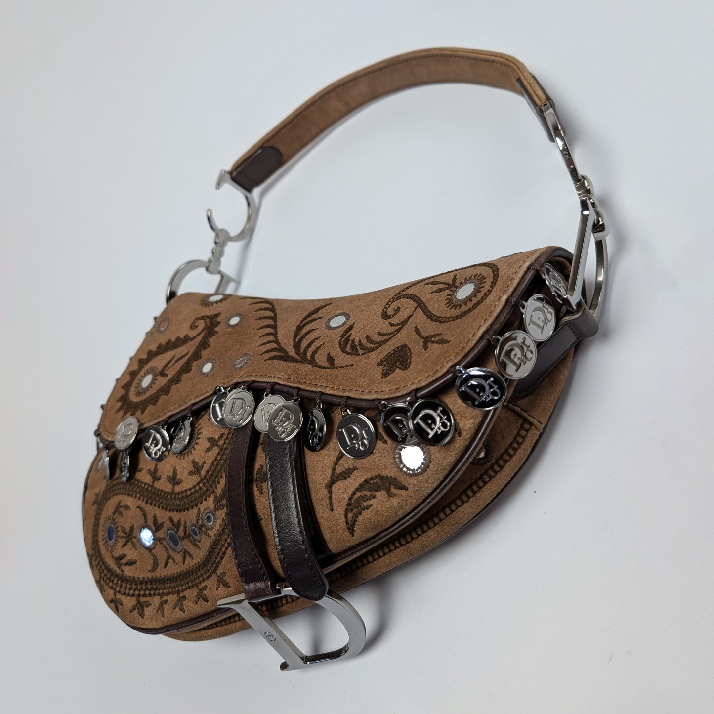 Saddle orné de pièces Dior par Galliano