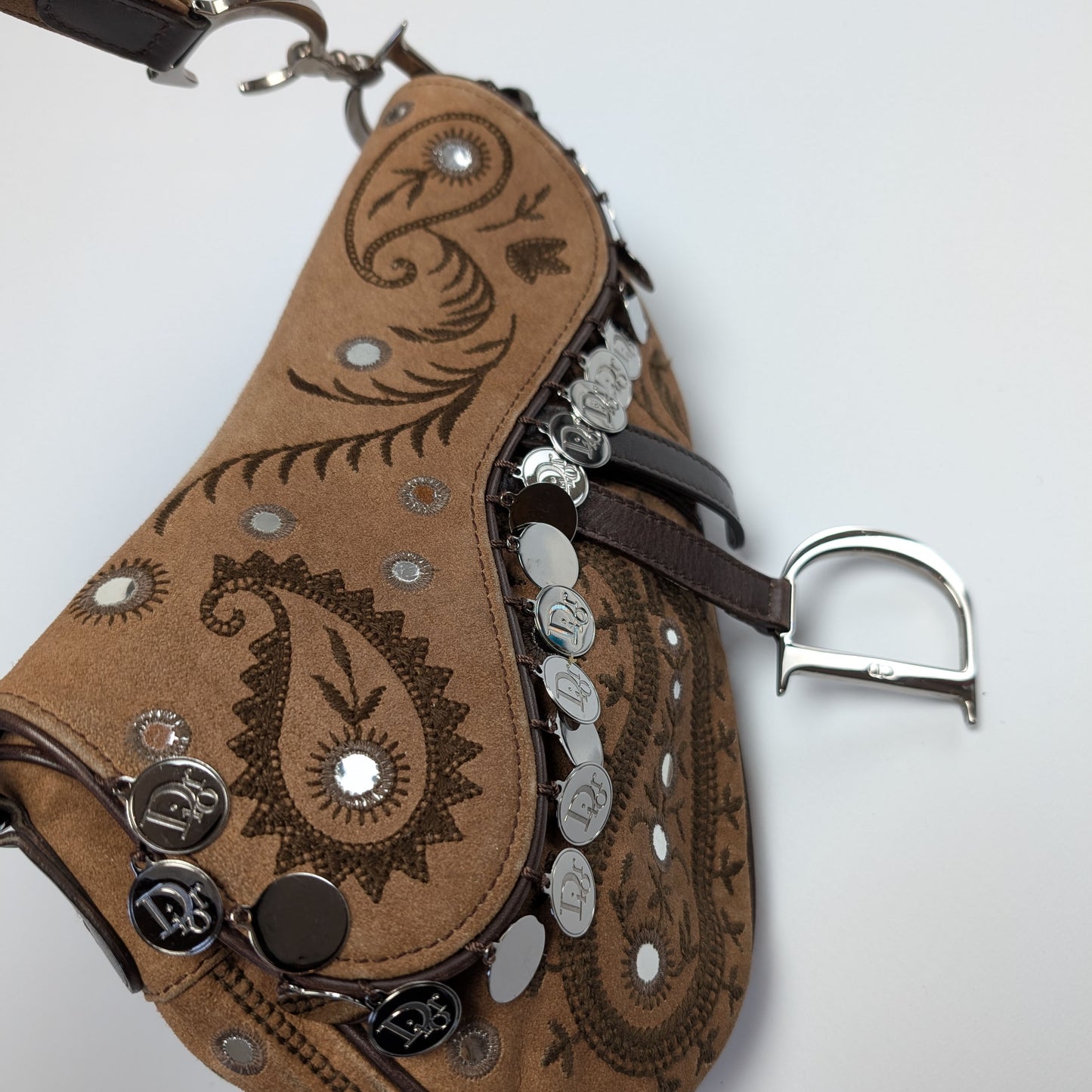 Saddle orné de pièces Dior par Galliano