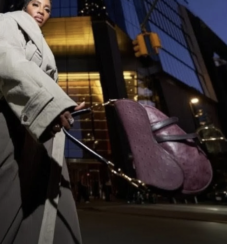 Sac Saddle violet en cuir d'autruche Dior par Galliano - F/W 2000