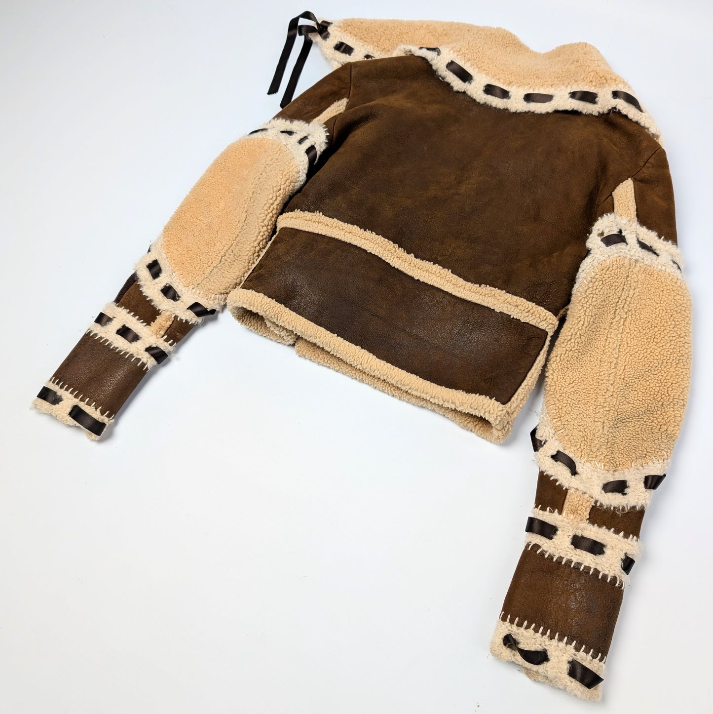 Veste crop shearling Dior par Galliano