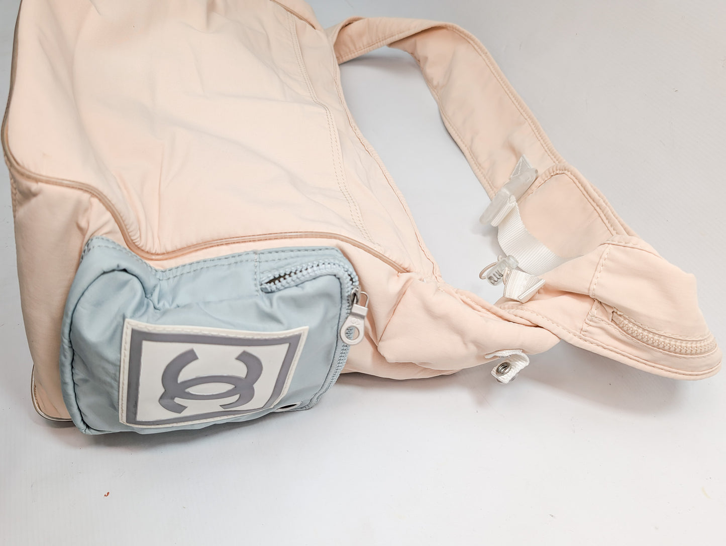 Sac à bandoulière et guêtre Chanel 2001