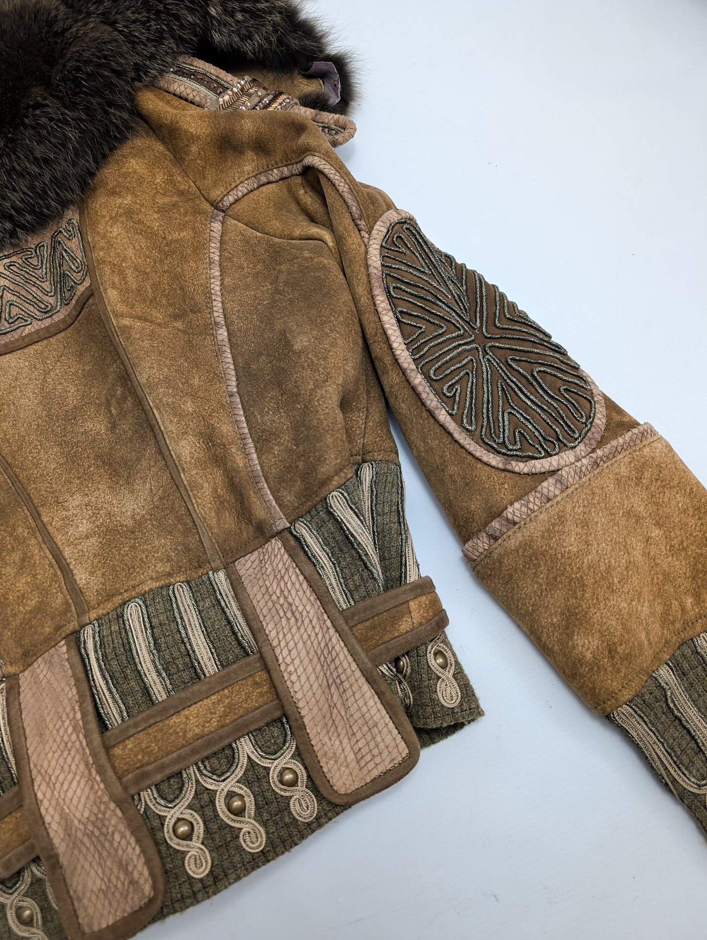 Veste ornée de fourrure