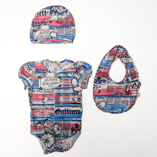 Ensemble body, bavoir et bonnet John Galliano monogramme "journal" - 6m