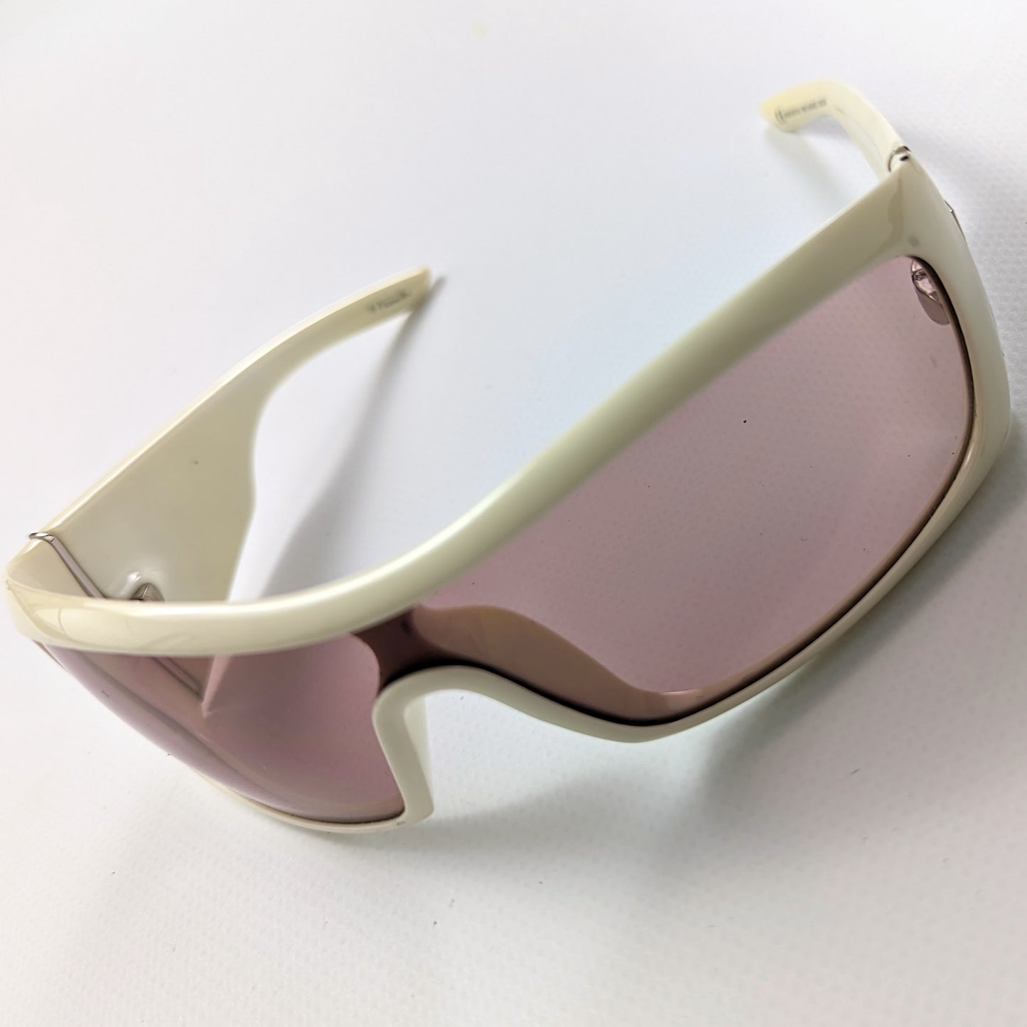 Lunettes de soleil rose et blanche Christian Dior.