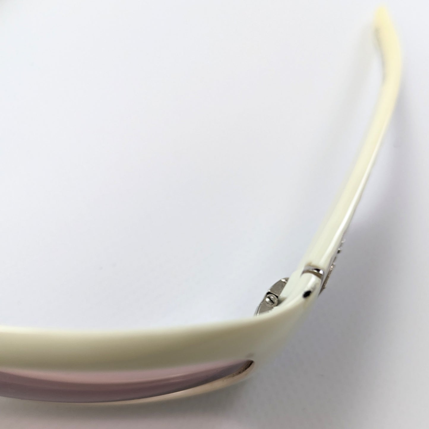 Lunettes de soleil rose et blanche Christian Dior.